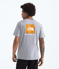 Men’s Evolution Regenerative Ink Box NSE Short-Sleeve Tee—Graphic TNF Pale Grey Heather/Summit Gold Regenerative Ink Print