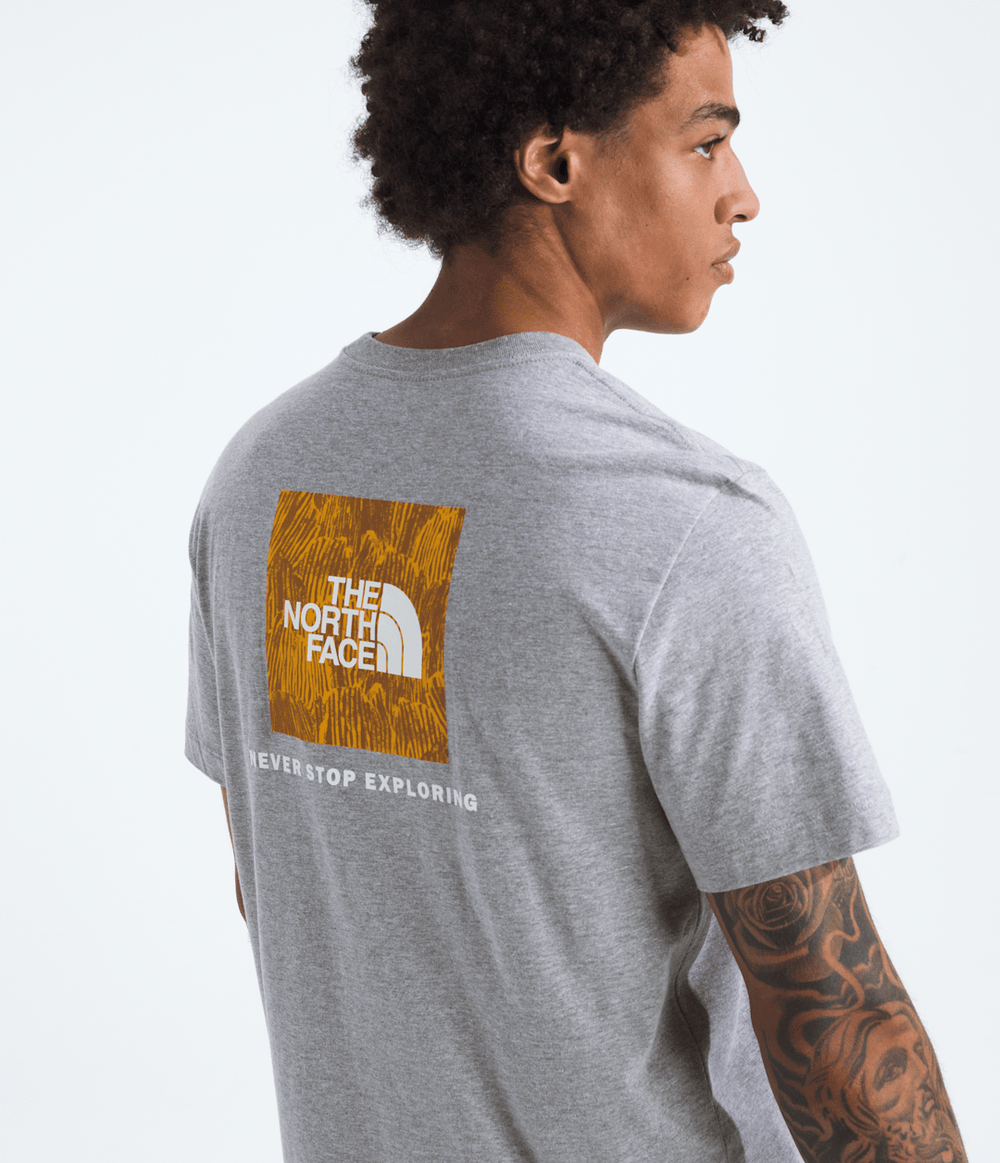 Men’s Evolution Regenerative Ink Box NSE Short-Sleeve Tee—Graphic TNF Pale Grey Heather/Summit Gold Regenerative Ink Print