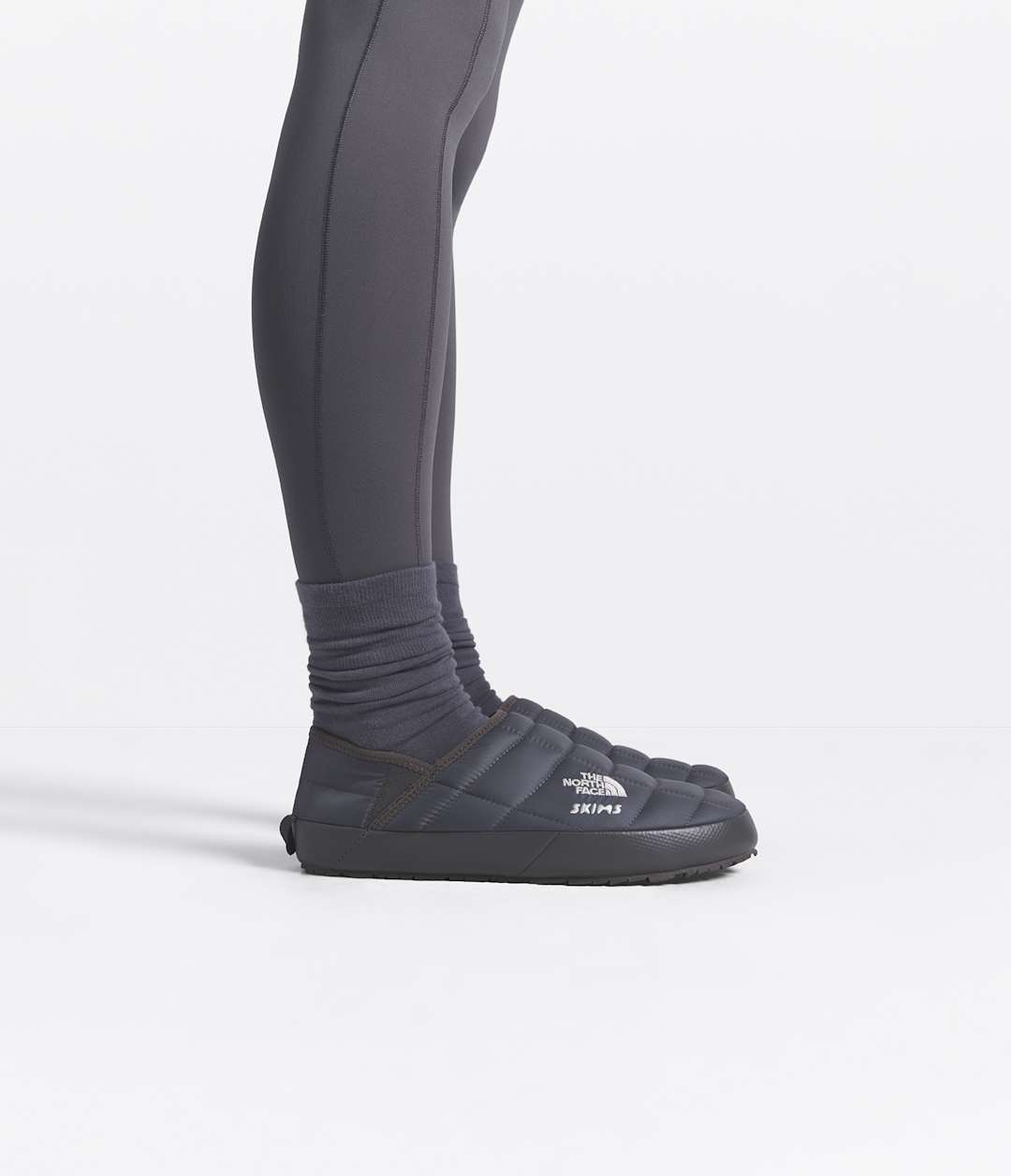 The North Face X SKIMS Thermoball Traction Mule V Sk Gunmetal/Sk Gunmetal