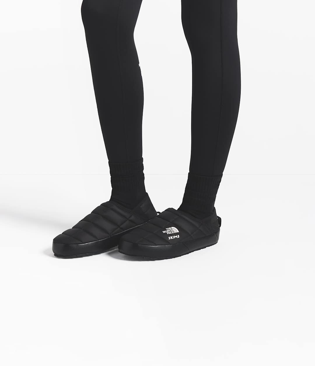The North Face X SKIMS Thermoball Traction Mule V Sk Onyx