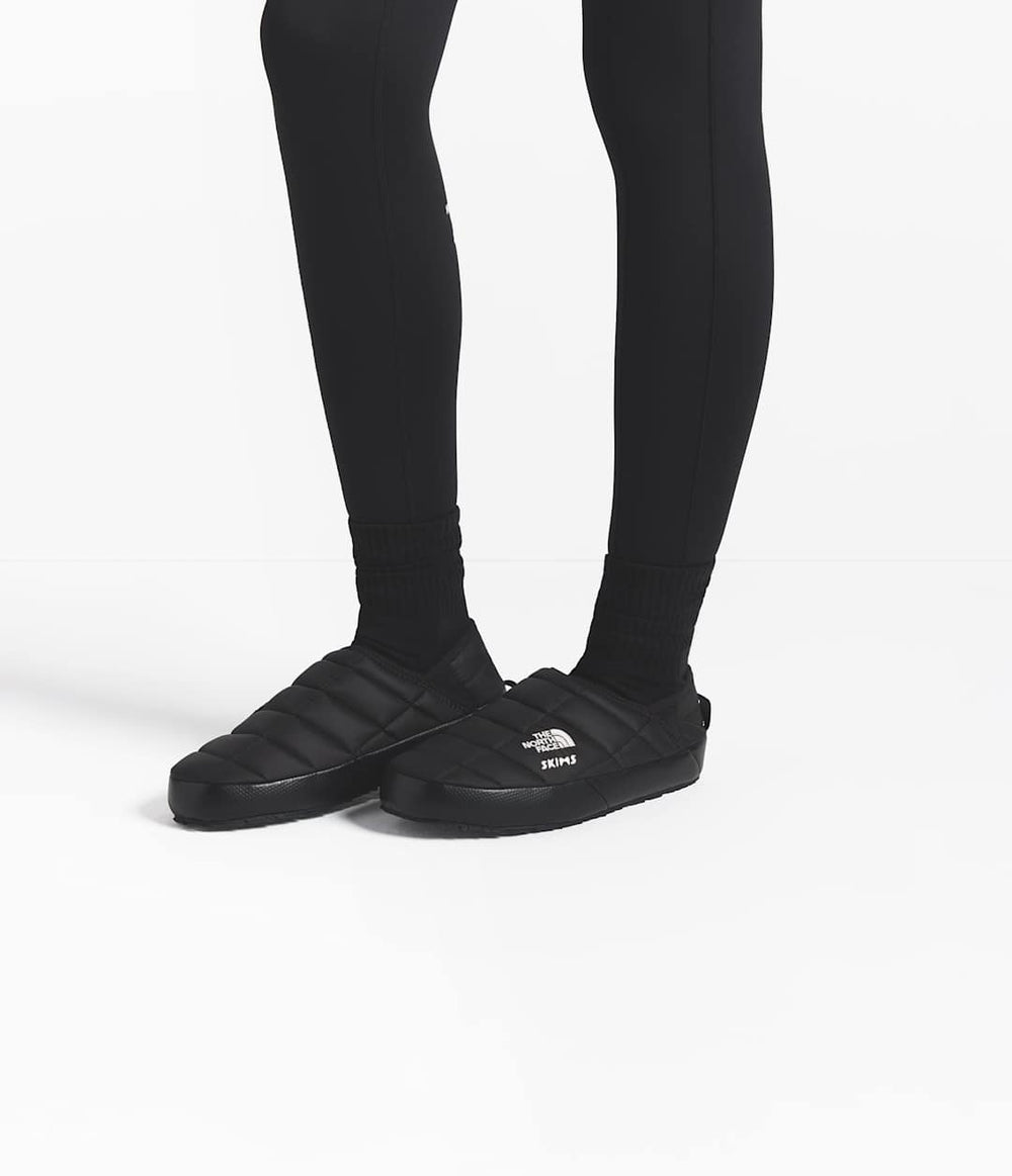 The North Face X SKIMS Thermoball Traction Mule V Sk Onyx