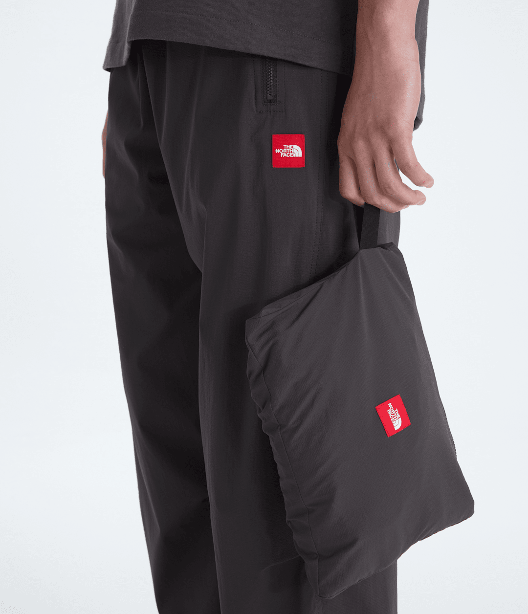 Men’s TNF™ Red Box Packable Hooded Wind Jacket Obsidian