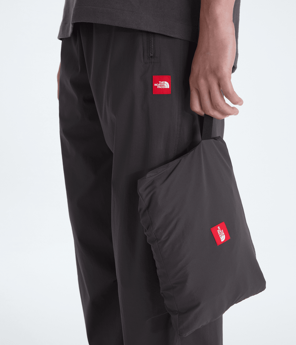 Men’s TNF™ Red Box Packable Hooded Wind Jacket Obsidian